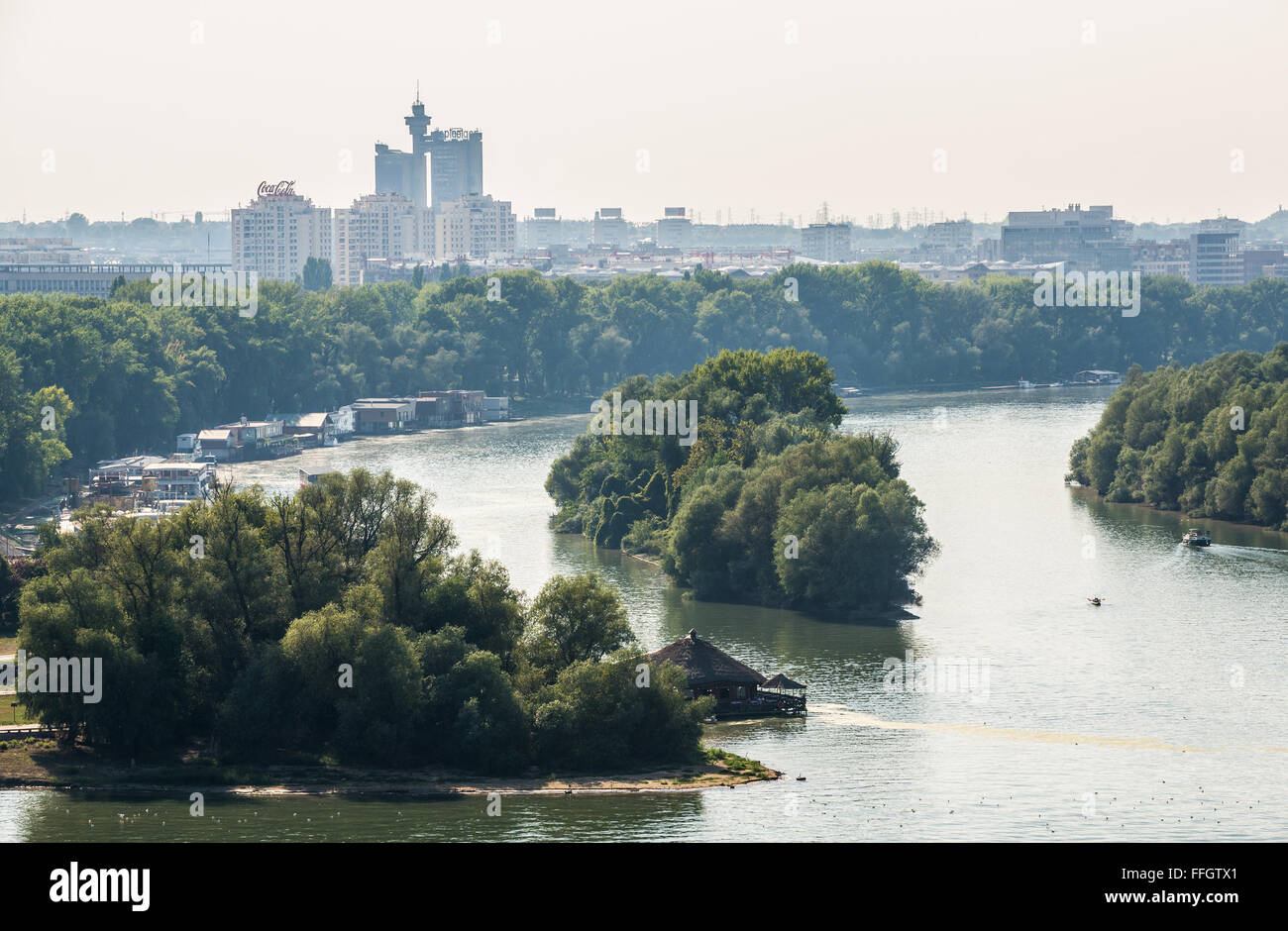Luftbild vom oberen Stadt der Festung von Belgrad, Belgrad, Serbien mit Genex Turm genannt auch westliche Stadttor Wolkenkratzer Stockfoto