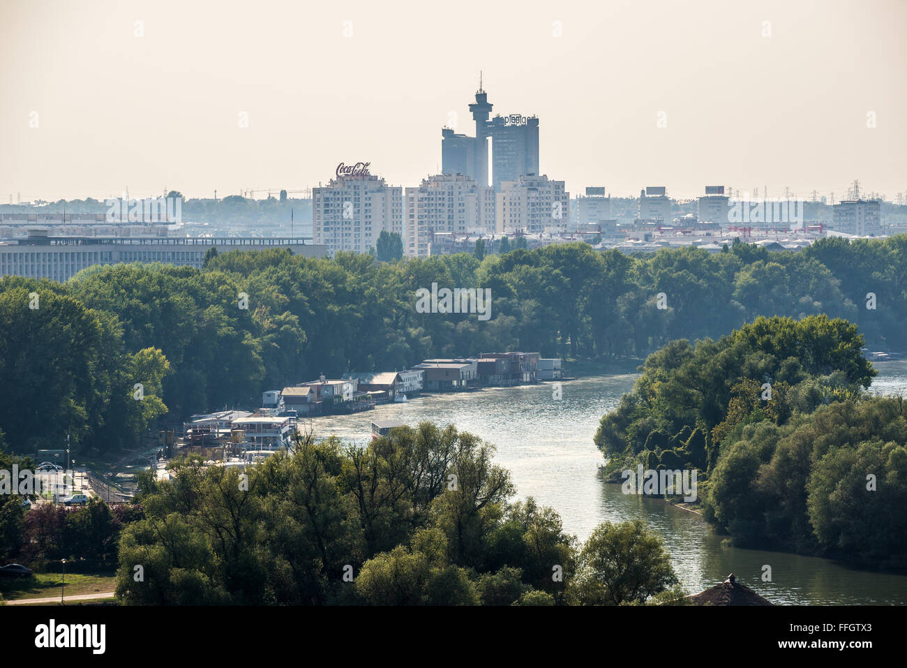 Luftbild vom oberen Stadt der Festung von Belgrad, Belgrad, Serbien mit Genex Turm genannt auch westliche Stadttor Wolkenkratzer Stockfoto
