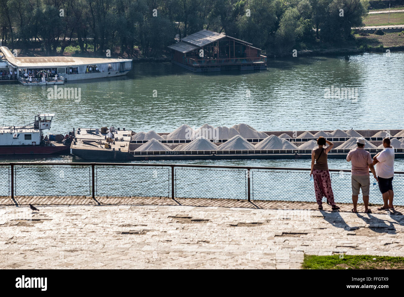 Flachboot am Fluss Sava von Promenade in Large Kalemegdan Park in Belgrad, Serbien Stockfoto