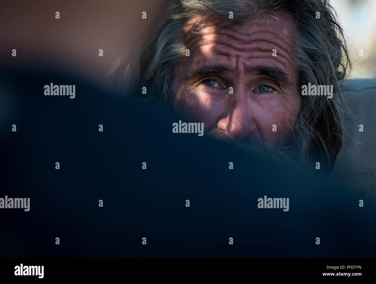 Eine Obdachlose Veteran, Stoney Burke, 64, im Gespräch mit einer Gruppe von Tierarzt Jägern, darunter des Gründers Joe Leal, nachdem sie informiert wurden, wo Burke lebte. Stockfoto