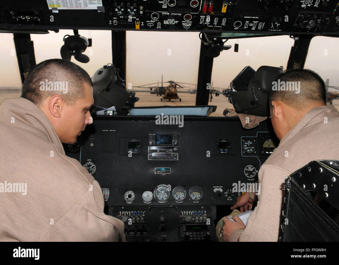 Captain Christopher Brubaker (links), ausführen, Pilot und techn. Sgt Jerry Sayasene, Flugingenieur mit der 438th Air Expeditionary Advisory Squadron, Preflight-Prüfungen vor einem Flug über Afghanistan. Brubaker und Sayasene werden derzeit eingesetzt, um beratende Ausbildung von afghanischen Luftwaffe Flugingenieure am Kabul International Airport Stockfoto