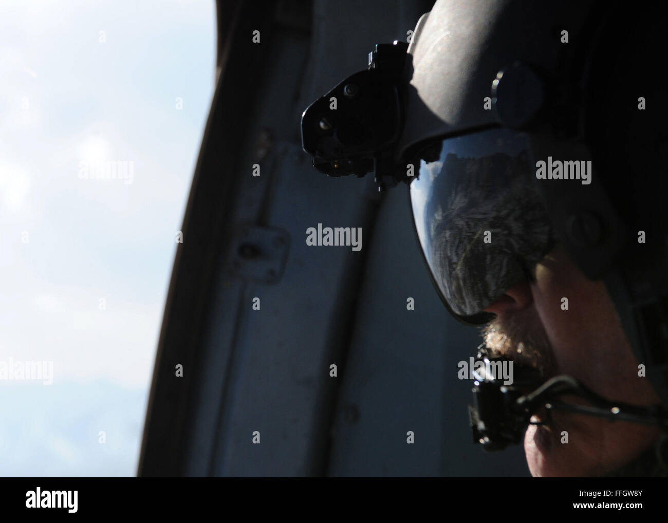 Senior Master Sgt. Todd Peplow, eine Antenne Schütze mit der 438th Air Expeditionary Advisory Squadron, bietet Support für Gunner auf einer afghanischen Luftwaffe MI-17 während eines Fluges über Afghanistan. Peplow ist derzeit eingesetzt, um AAF Flugingenieure am internationalen Flughafen von Kabul beratenden auszubilden. Stockfoto