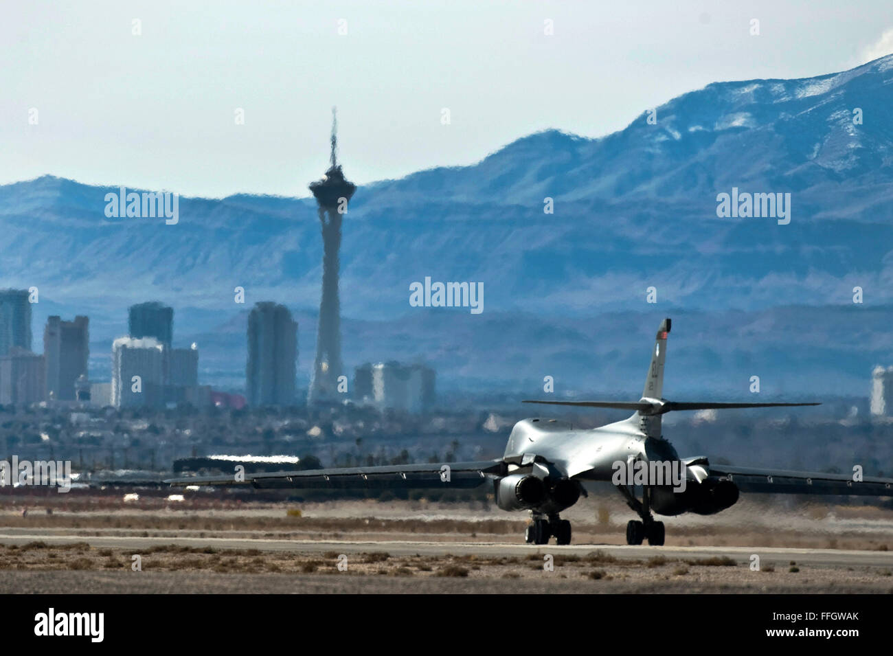 Eine US Luftwaffe B-1 b Lancer taxis bevor eine Ausbildungsmission über Nevada Test und Trainingsbereich während rote Fahne 12-2 am Nellis Air Force Base, Nevada Stockfoto