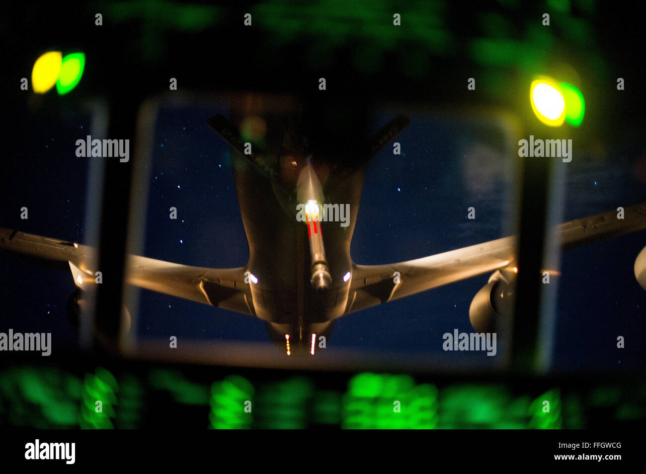 Eine Boeing KC-135 Stratotanker Antenne tankt ein C-130J Super Hercules während der Smaragd Warrior-Übung in Hurlburt Field, Florida Stockfoto