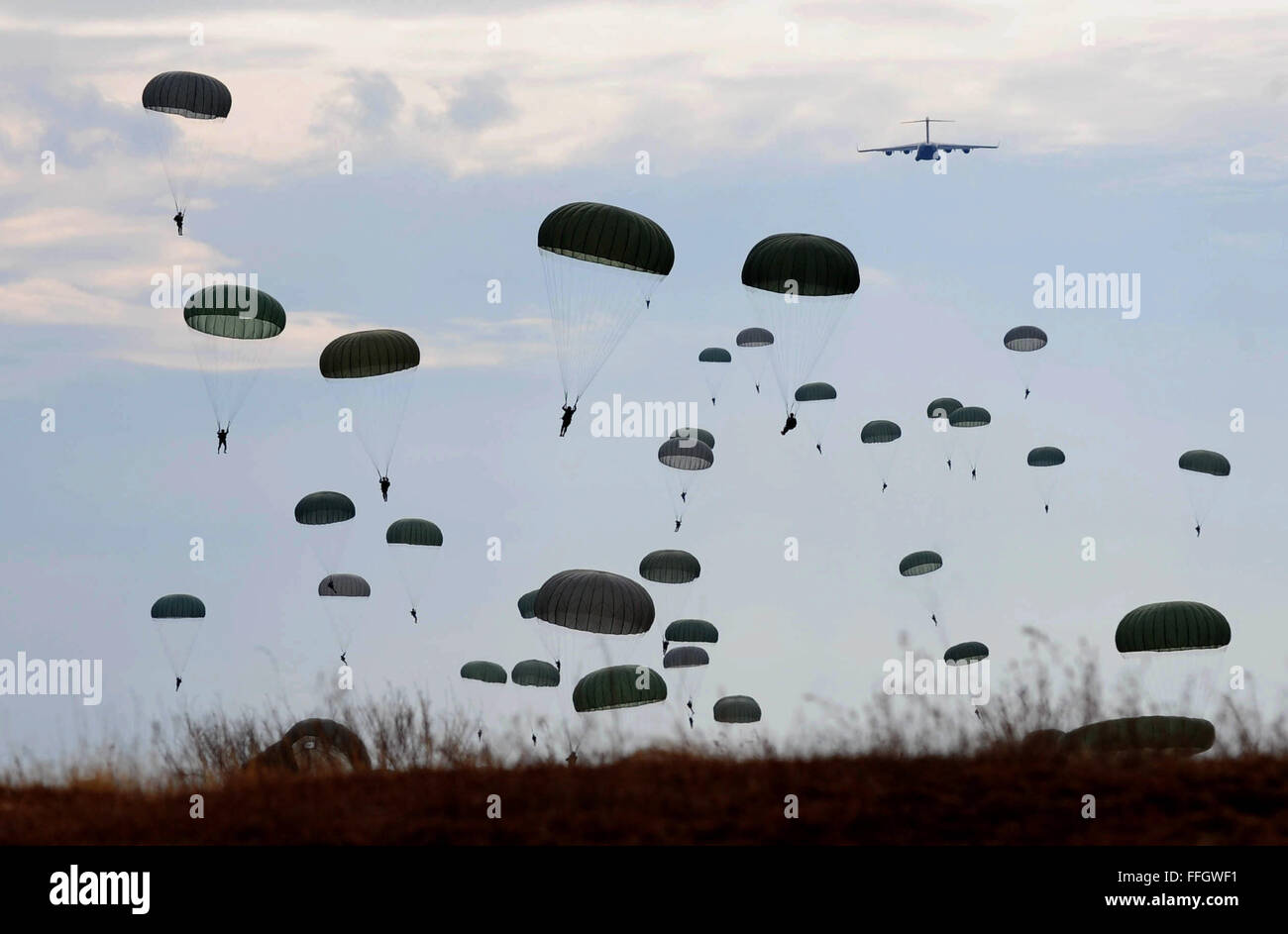 Eine c-17 Globemaster III Tropfen US-Armeesoldaten über Sizilien Drop-Zone in großen Paket-Woche in Fort Bragg N.C. große Paket Woche ist eine gemeinsame Armee und Luftwaffe Übung entwickelt, um gemeinsame Airborne Kampf- und Kontingenz Fähigkeiten kontinuierlich zu verbessern. Stockfoto