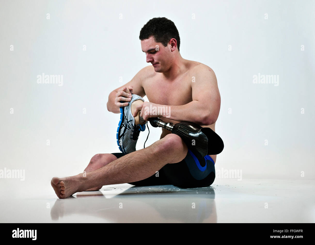 Name: 1. Lt. Ryan McGuire Age: 26 Heimatstadt: The Woodlands, Texas Wohnort: Puyallup, Washington  Jahre im Dienst: 4 Schädigung/Behinderung: unterhalb der Knie Amputation Sport/Sport: schwimmen, Leichtathletik und Volleyball zu sitzen, was den Krieger Spiele bedeuten für Sie?  Ich nahm an die Krieger Spiele 2010. Letztes Jahr bekam ich wieder in der Pilotenausbildung eingesetzt und ausgewählt für c-17 am Joint Base Lewis-McChord, Wash  Was motiviert Sie für das Team der Air Force Warrior Spiele ausprobieren? Krieger Spiele ist ein großer Motivator und zeigt othe Stockfoto