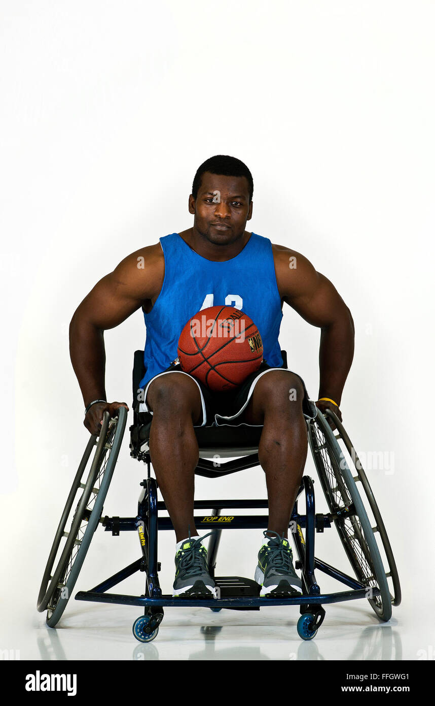Name: Matt Sanders Rang als Rentner/getrennt: Feldwebel Alter: 29 Heimatstadt: Visalia, Kalifornien  Wohnort: Edwards Air Force Base, Kalifornien  Jahre im Dienst: 6 Schädigung/Behinderung: Knöchel, Nieren und unteren Sprunggelenk Sport/Sport: sitzen Rollstuhl-Basketball, Volleyball und Leichtathletik was Krieger Spiele bedeuten für Sie?  Dies ist mein drittes Jahr in der Krieger spielen. Es ist eine Chance für Kriegsveteranen, verwundet oder krank, ihr eigenes Leben zu erholen.  Was motiviert Sie für das Team der Air Force Warrior Spiele ausprobieren? Es war Stockfoto