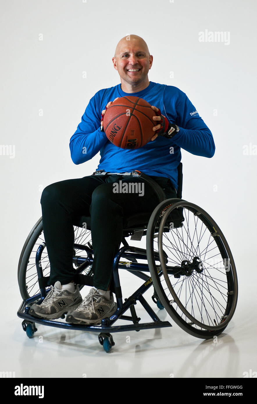 Basketball-Nr. 20 Name: Damian Orslene Nr.  6 Rang als Rentner/getrennt: CMSgt.   Alter: 47-Heimatstadt: Warren, Ohio Aktueller Wohnort: Ocean Springs, Frl. Jahre im Dienst: 28 Schädigung/Behinderung: Schädel-Hirn-Verletzungen, rechts Hüftgelenkersatz, umfangreiche Rückenverletzung, Schulter, Anhörung und Sehverlust. Sport/Sport: Bogenschießen, Radfahren und Rollstuhl-Basketball was bedeutet der Krieger Spiele für Sie persönlich?  Es hat mein Leben gerettet. Ich könnte ein Buch schreiben, auf meinem drei Jahre mit den Krieger spielen. Ich war drei Jahre lang in Krankenhäusern und Stockfoto