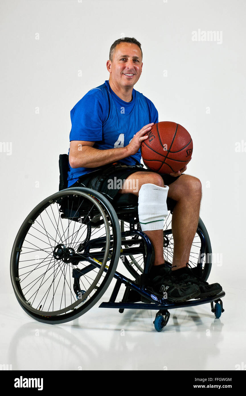 Name: Gregg Rich Rank als Rentner/getrennt: Major (Aktivaufgabe) Alter: 47 Heimatstadt: Coconut Creek, Florida  Wohnort: Bonaire, Ga.  Jahre im Dienst: 29 Schädigung/Behinderung: Fused rechten Knöchel und niedriger Sport/Sport zurück: Rollstuhl-Basketball, Volleyball und Leichtathletik zu sitzen Stockfoto