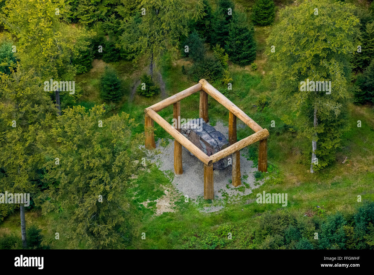 Luftbild, Kunst-Installation, "Stone-Age-Mann" von Nils-Udo, Bad Berleburg, Sauerland, Nordrhein-Westfalen, Deutschland, Europa, Stockfoto