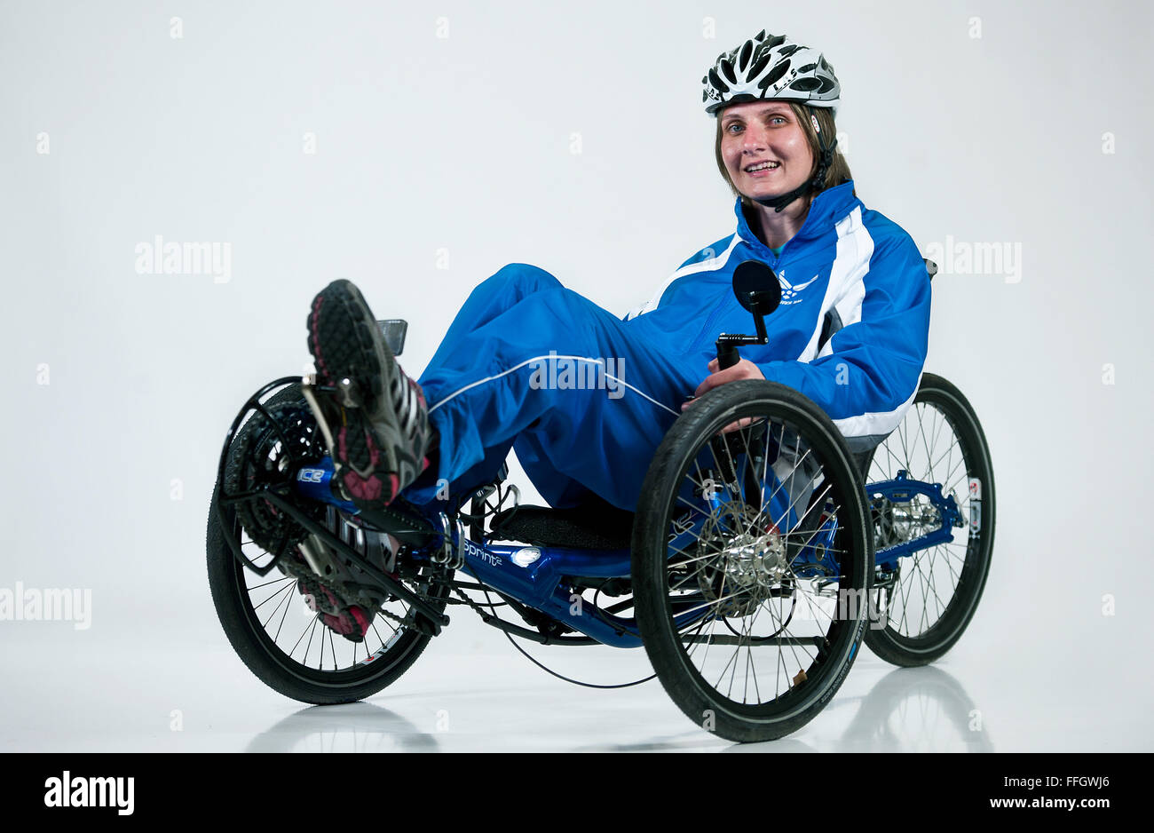 Name: Ramina Oraha Rang als Rentner/getrennt: senior Airman Alter: 27 Heimatstadt: Chicago, Ill.  Wohnort: Chicago, Ill.  Jahre im Dienst: 4 Schädigung/Behinderung: Schlaganfall Sport/Sport: Bogenschießen, schießen und Schwimmen, was bedeuten Sie den Krieger spielen?  Es ist eine Chance, raus und wieder in die Air Force beteiligt sein. Stockfoto