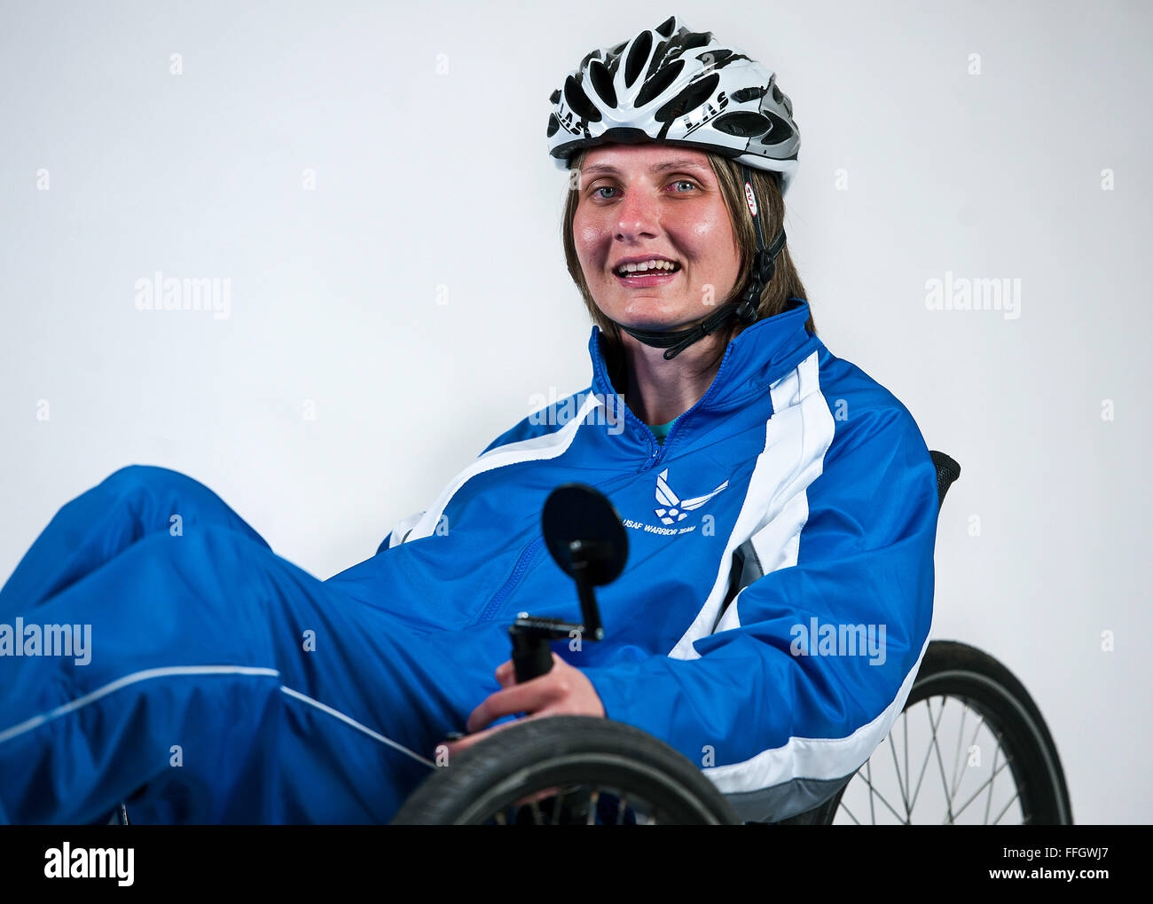 Name: Ramina Oraha Rang als Rentner/getrennt: senior Airman Alter: 27 Heimatstadt: Chicago, Ill.  Wohnort: Chicago, Ill.  Jahre im Dienst: 4 Schädigung/Behinderung: Schlaganfall Sport/Sport: Bogenschießen, schießen und Schwimmen, was bedeuten Sie den Krieger spielen?  Es ist eine Chance, raus und wieder in die Air Force beteiligt sein. Stockfoto