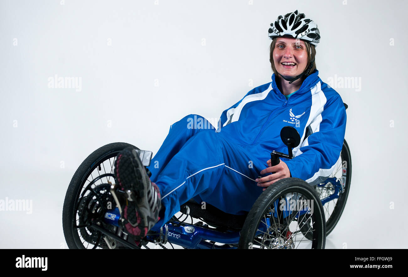 Name: Ramina Oraha Rang als Rentner/getrennt: senior Airman Alter: 27 Heimatstadt: Chicago, Ill.  Wohnort: Chicago, Ill.  Jahre im Dienst: 4 Schädigung/Behinderung: Schlaganfall Sport/Sport: Bogenschießen, schießen und Schwimmen, was bedeuten Sie den Krieger spielen?  Es ist eine Chance, raus und wieder in die Air Force beteiligt sein. Stockfoto