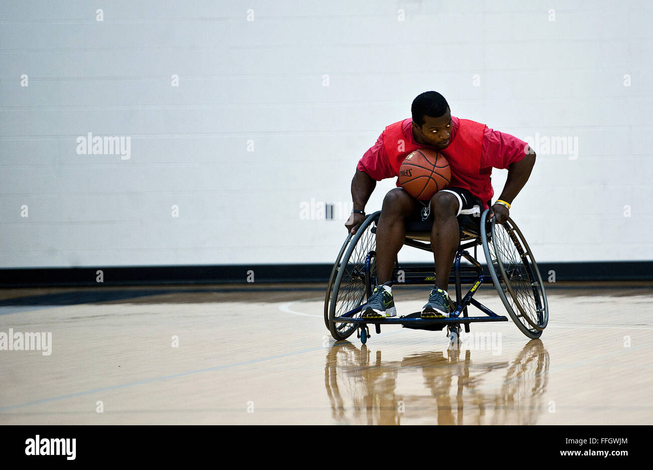 Ehemaliger Staff Sgt Matt Sanders richtet ein Spiel während einer Rollstuhl-Basketball-Praxis. Stockfoto