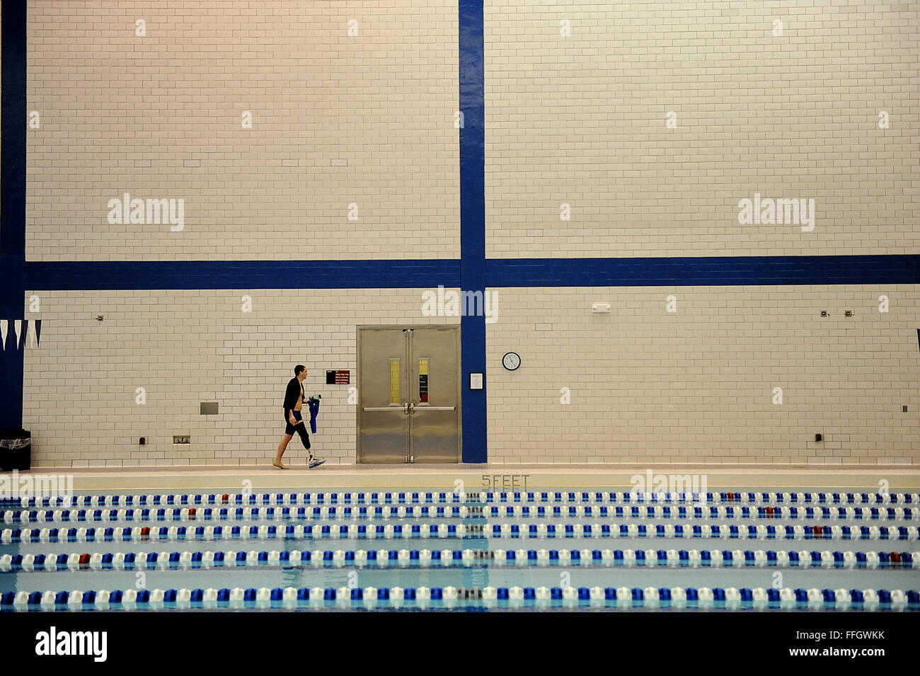 1st Lt. Ryan McGuire Köpfen in die Kabine nach einem Schwimmen üben Air Force Team Krieger Spiele Auswahlcamp in Colorado Springs, Colorado McGuire in den schwimmen und Leichtathletik Veranstaltungen bei den Krieger spielen 2012 antreten wird. Stockfoto