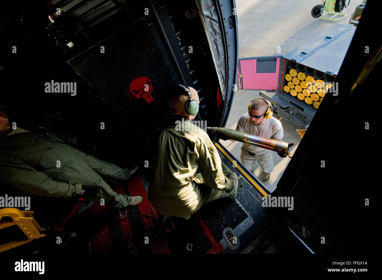 Besatzungsmitglieder laden 105 mm und 40 mm Runden auf eine AC-130U Spooky während einer Übung Emerald Krieger in Hurlburt Field, Florida Stockfoto