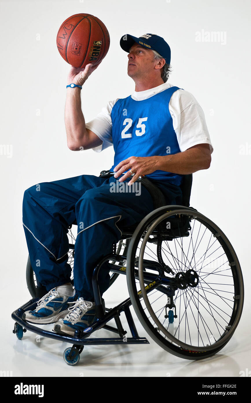 Name: Kenneth L. Gestring Rank als Rentner/getrennt: Master Sergeant Alter: 47 Heimatstadt: Valparaiso, Florida  Wohnort: Ocean Springs, Miss.  Jahre im Dienst: 25 Schädigung/Behinderung: Rücken und Nacken Verletzungen durch Granatsplitter in seinem Bein in Afghanistan 6. Januar 2010 Sport/Sport: Luft-Gewehr und Pistole schießen, Schwimmen und Rollstuhl-Basketball, was tun die Krieger Spiele bedeutet für Sie?  Ich denke, es ist eine große Chance für Militärangehörige, die Bekämpfung Wunde Verletzungen miteinander verbinden und Kameradschaft im Sport haben und wissen, dass sie immer noch die Möglichkeit auf Erfolgskurs.  Was hat Sie dazu bewogen Stockfoto