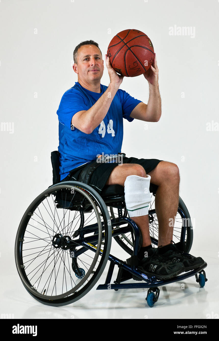 Name: Gregg Rich Rank als Rentner/getrennt: Major (Aktivaufgabe) Alter: 47 Heimatstadt: Coconut Creek, Florida  Wohnort: Bonaire, Ga.  Jahre im Dienst: 29 Schädigung/Behinderung: Fused rechten Knöchel und niedriger Sport/Sport zurück: Rollstuhl-Basketball, Volleyball und Leichtathletik zu sitzen Stockfoto