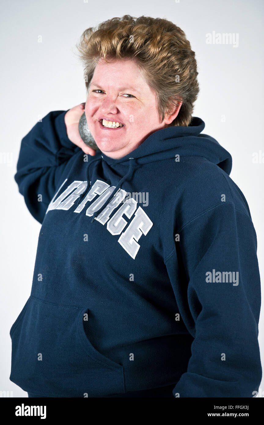 Name: Kim Bradshaw Rank als Rentner/getrennt: MSgt.  Alter: 48 Heimatstadt: Spokane, Washington  Wohnort: Yorktown, Virginia.  Jahre im Dienst: 20 Schädigung/Behinderung: obstruktive Lungenerkrankung und chronische Müdigkeit Sport/Sport: verfolgen und was tun die Krieger Spiele für Sie bedeuten?  Dies ist meine dritte Krieger Spiele. Es ist eine gute Zeit, wieder mit Air Force Menschen. Sie fühle mich normal, denn jeder hat entweder eine Verletzung oder eine Krankheit. Es gibt hier tolle Kameradschaft.  Was motiviert Sie zum ausprobieren für die Air Force Warrior Spiele Tee Stockfoto