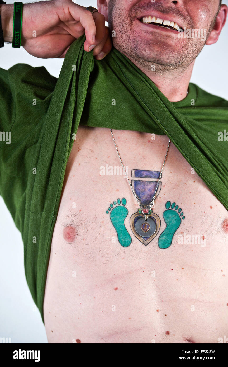 Name: Captain Anthony Simone Alter: 30 Heimatstadt: Hershey, PA.  Wohnort: Chicago, Ill.  Jahre im Dienst: 6 Schädigung/Behinderung: traumatische Hirnverletzungen Sport/Sport: Bogenschießen, Radfahren und die Krieger Shootern was bedeuten Sie?  Es bedeutet sehr viel für mich, denn es ist die Kameradschaft und im Grunde, was ich gerne tun, Bogenschießen und Radfahren.  Was motiviert Sie für das Team der Air Force Warrior Spiele ausprobieren? Ich liebe Bogenschießen und Radfahren, und sie sind beide Teil des Wettbewerbs. Stockfoto