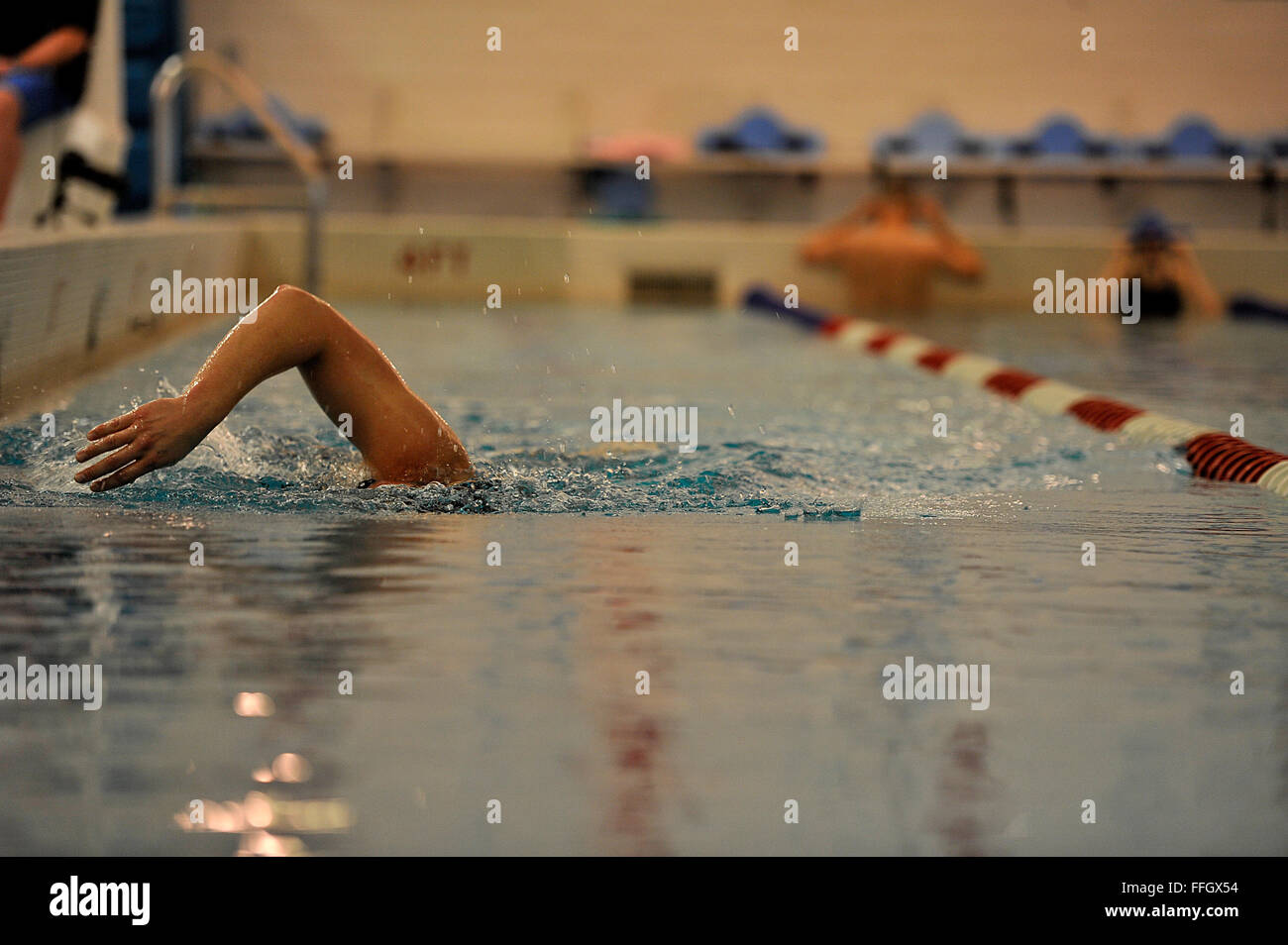 1st Lt. Ryan McGuire schwimmt Runden während des Trainings für die Spiele 2012 Krieger. McGuire vertreten die Luftwaffe in den Männern Schwimmwettkämpfe, als auch der Staffellauf, bei den Krieger spielen, die bei der US Air Force Academy und Olympic Training Center in Colorado Springs, Colorado stattfinden wird Stockfoto