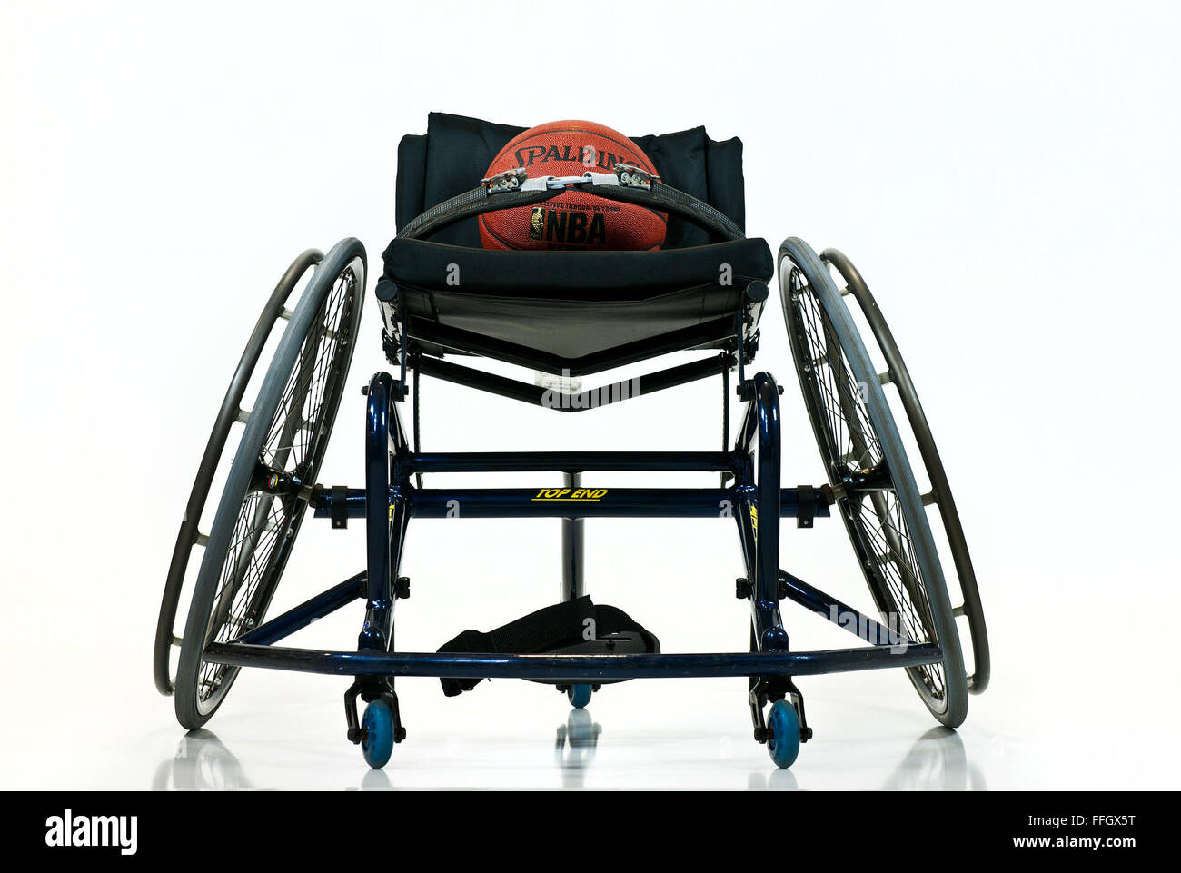 Krieger-Spiele-Rollstuhl-Basketball-Spiele folgen die gleichen Regeln wie der NCAA mit ein paar Modifikationen um das Spiel Rollstuhl unterzubringen.   Jede Mannschaft ist verpflichtet, mindestens zwei Spieler mit unteren Extremität Beeinträchtigungen auf dem Platz zu allen Zeiten haben. Stockfoto