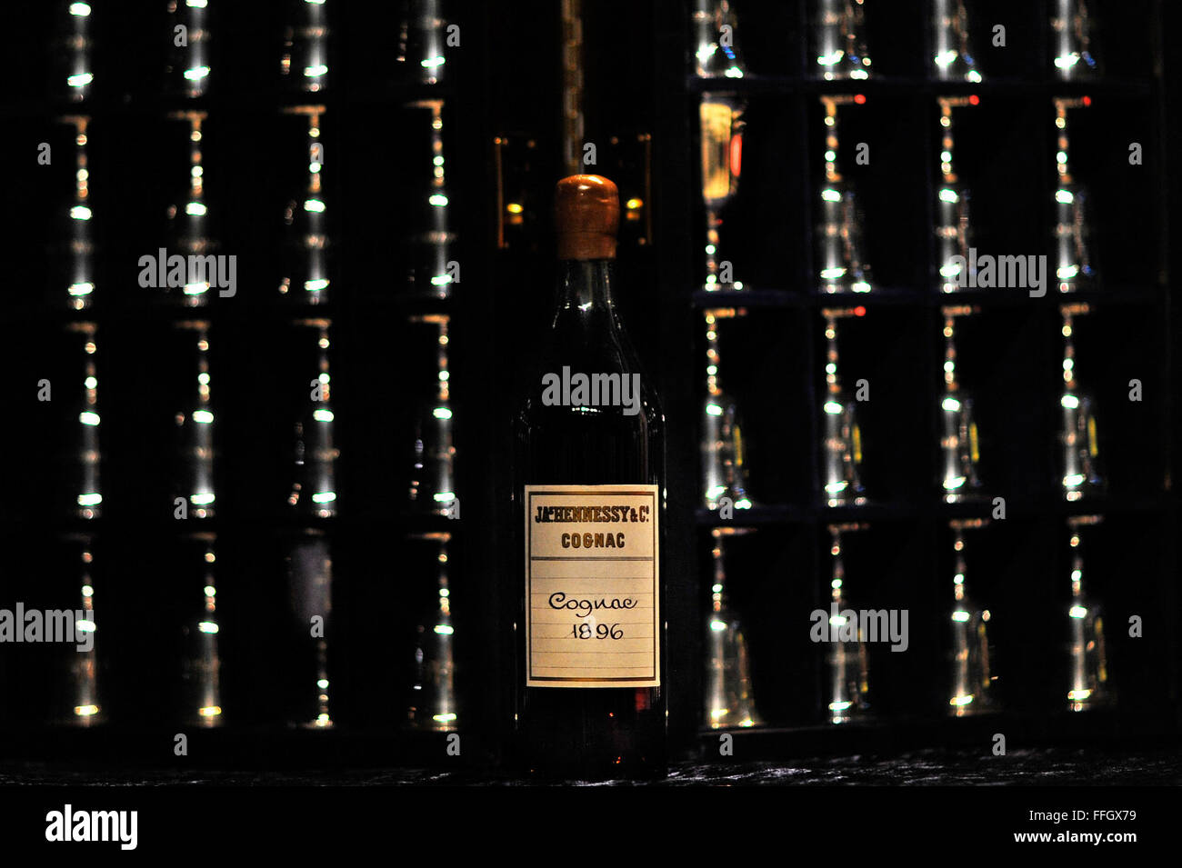 Eine Flasche 1896 sitzt Hennessy Cognac auf Display mit 80 Silber Becher, einer für jede der Doolittle Tokyo Raiders im Nationalmuseum der US Air Force. Die vier Überlebenden Raiders in Anwesenheit an der 70. Wiedervereinigung trank einen privaten Toast in Erinnerung an ihre Besatzungsmitglieder. Stockfoto Eine Flasche 1896 sitzt Hennessy Cognac auf Display mit 80 Silber Becher, einer für jede der Doolittle Tokyo Raiders im Nationalmuseum der US Air Force. Die vier Überlebenden Raiders in Anwesenheit an der 70. Wiedervereinigung trank einen privaten Toast in Erinnerung an ihre Besatzungsmitglieder. Stockfoto