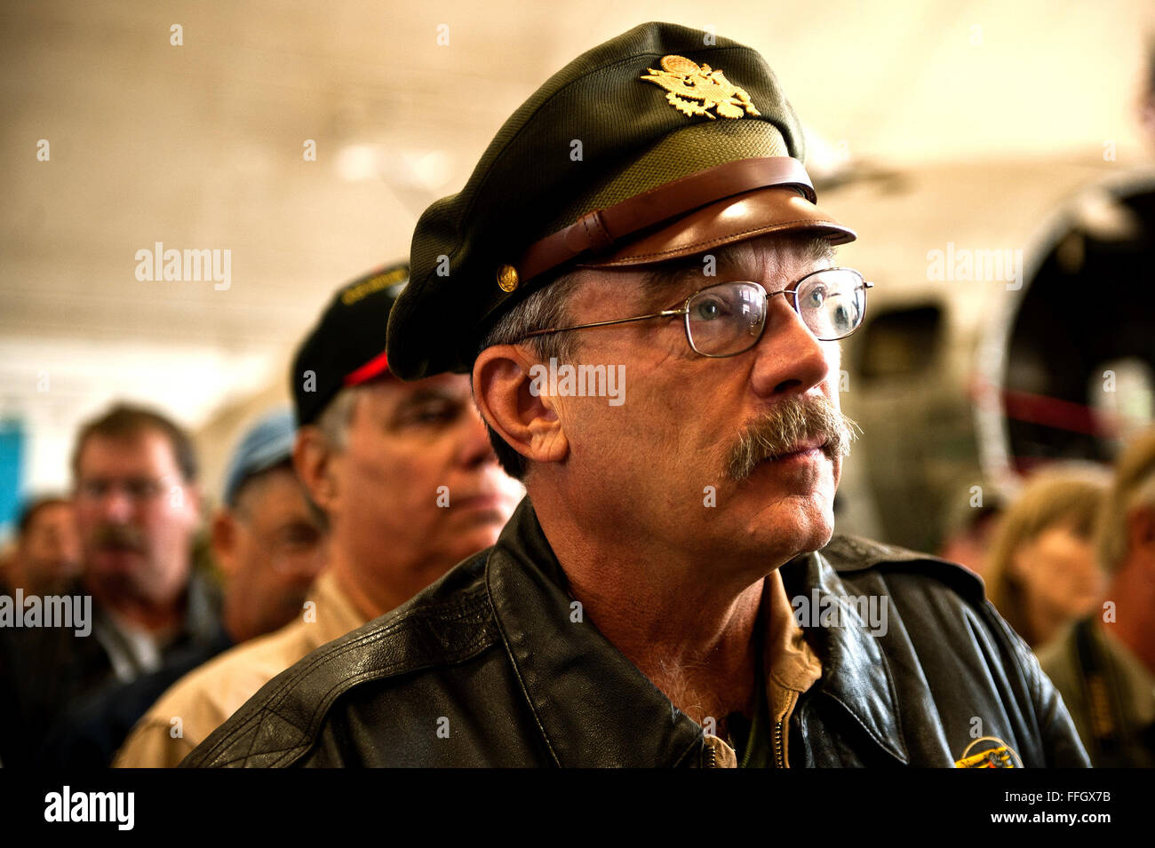 Der B-25 Mitchell-Bomberpilot Doug Rozendaal erhält Fluganweisungen von der Flugsicherung der Wright-Patterson Air Force Base, Ohio, bevor er an einer B-25-Formation über dem National Museum der U.S. Air Force teilnahm. Die Formation war Teil der 70. Wiedervereinigung der Doolittle Tokyo Raiders. Stockfoto