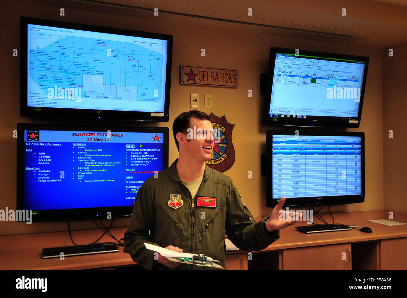 Captain David Vincent, ein 65th Angreifer-Geschwader f-15 Eagle Pilot, gibt eine kurze Wetter für Piloten, die Vorbereitung zur Unterstützung der Air Force Weapons School am Nellis Air Force Base, Nevada fliegen Stockfoto