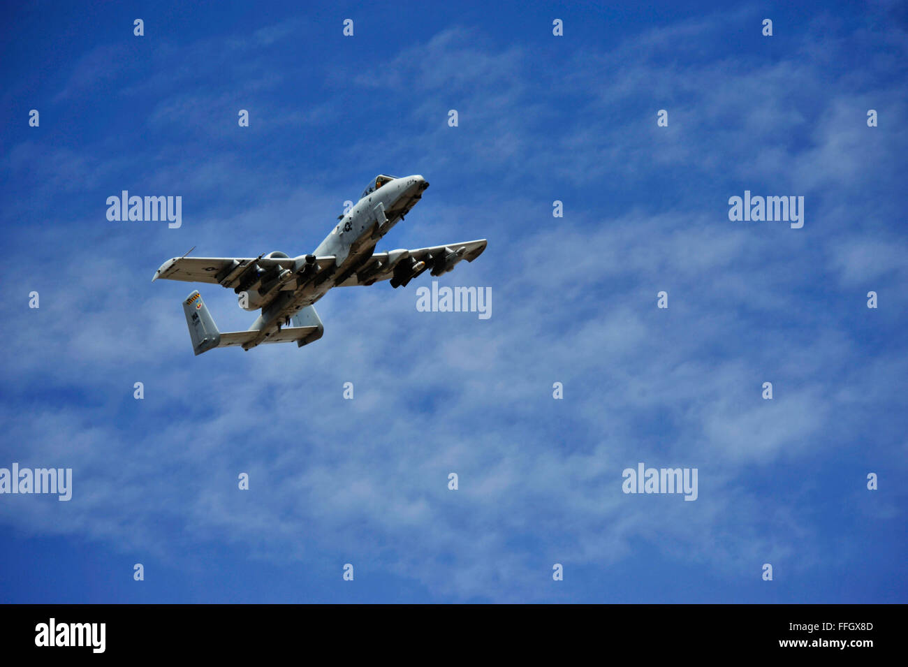Eine a-10 Warthog aus der 66. sucht Waffen Geschwader einen abgeschossenen Piloten bei einem Kampfeinsatz Such- und Rettungsdienst als Bestandteil der Air Force Weapons School. Stockfoto