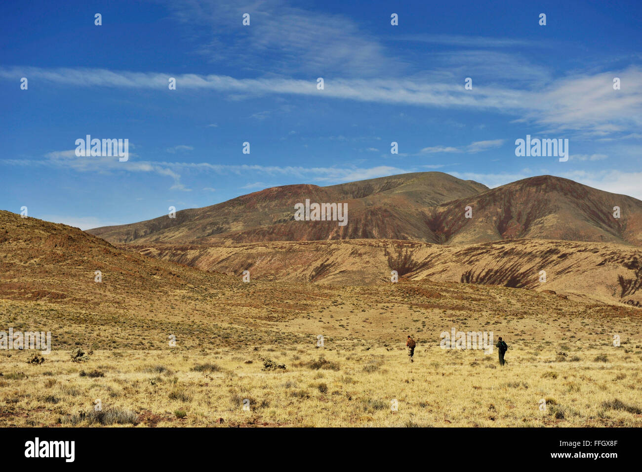 Staff Sgt David Janossey, 57. Operations Support Squadron und Captain Yuriza Castillo-Aguirre, 960th in der Luft Air Control Squadron, verschieben an eine mehr verdeckte Position bei einem Kampfeinsatz Such- und Bergungskosten. Stockfoto