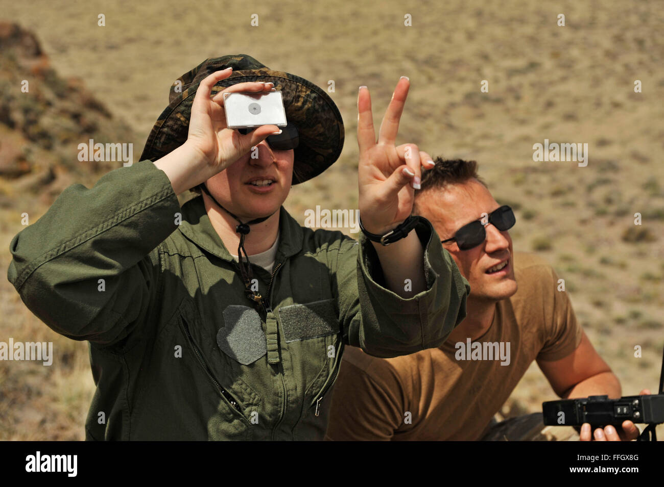 Capt Yuriza Castillo-Aguirre, 960th in der Luft Air Control Squadron, signalisiert Flugzeuge im Bereich bei einem Kampfeinsatz Such- und Bergungskosten. Stockfoto