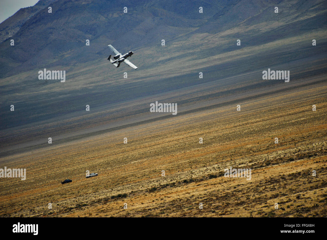Ein 66. Waffen Squadron a-10 Warthog sucht einen abgeschossenen Piloten bei einem Kampfeinsatz Such- und Bergungskosten. Stockfoto