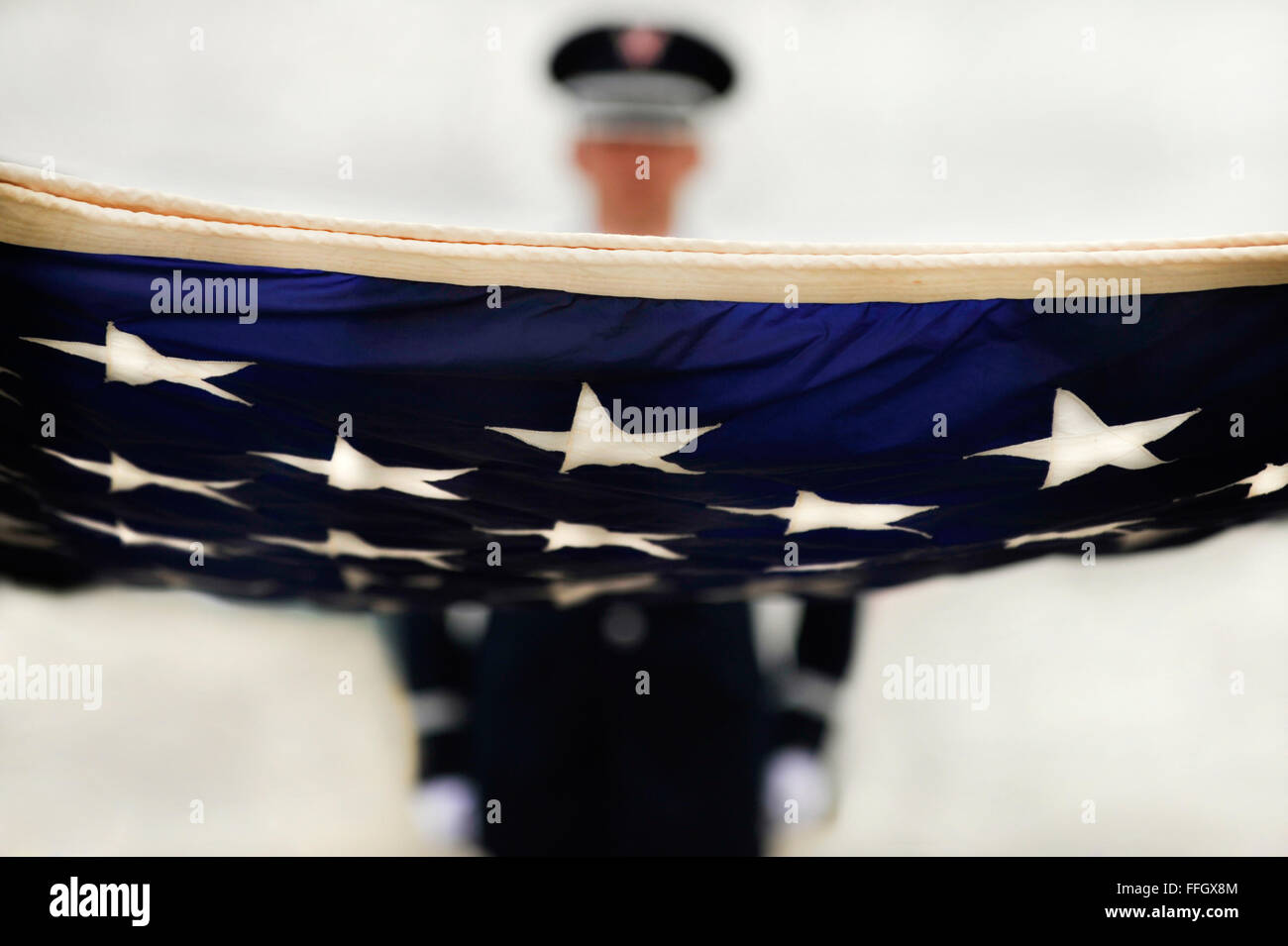 Die Ehrengarde Shaw Air Force Base streckt die Flagge der Vereinigten Staaten während einer Retreat-Zeremonie im Shaw AFB, S.C. Die Retreat Zeremonie signalisiert das Ende des Tages offizielle Pflicht und dient als Erinnerung, Respekt vor der Flagge zu zeigen. Stockfoto
