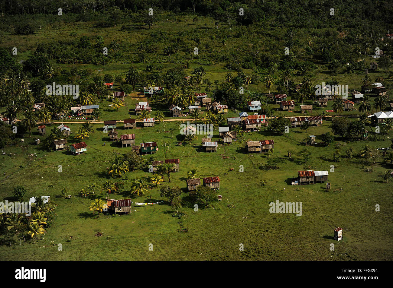 US-Militärangehörige der Joint Task Force-Bravo's Medical Element fliegen nach Wawina, Honduras, und bringen medizinische Versorgung für 1.774 Menschen. Das Team verwendet UH-60 Black Hawks und einen CH-47 Chinook für den Transport während der viertägigen Übung. Stockfoto