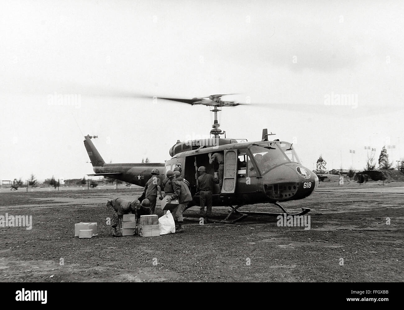 Truppen der Armee der Republik Vietnam laden zusätzliche Munition auf einem UH - 1H Huey für die Truppen im Feld. Stockfoto