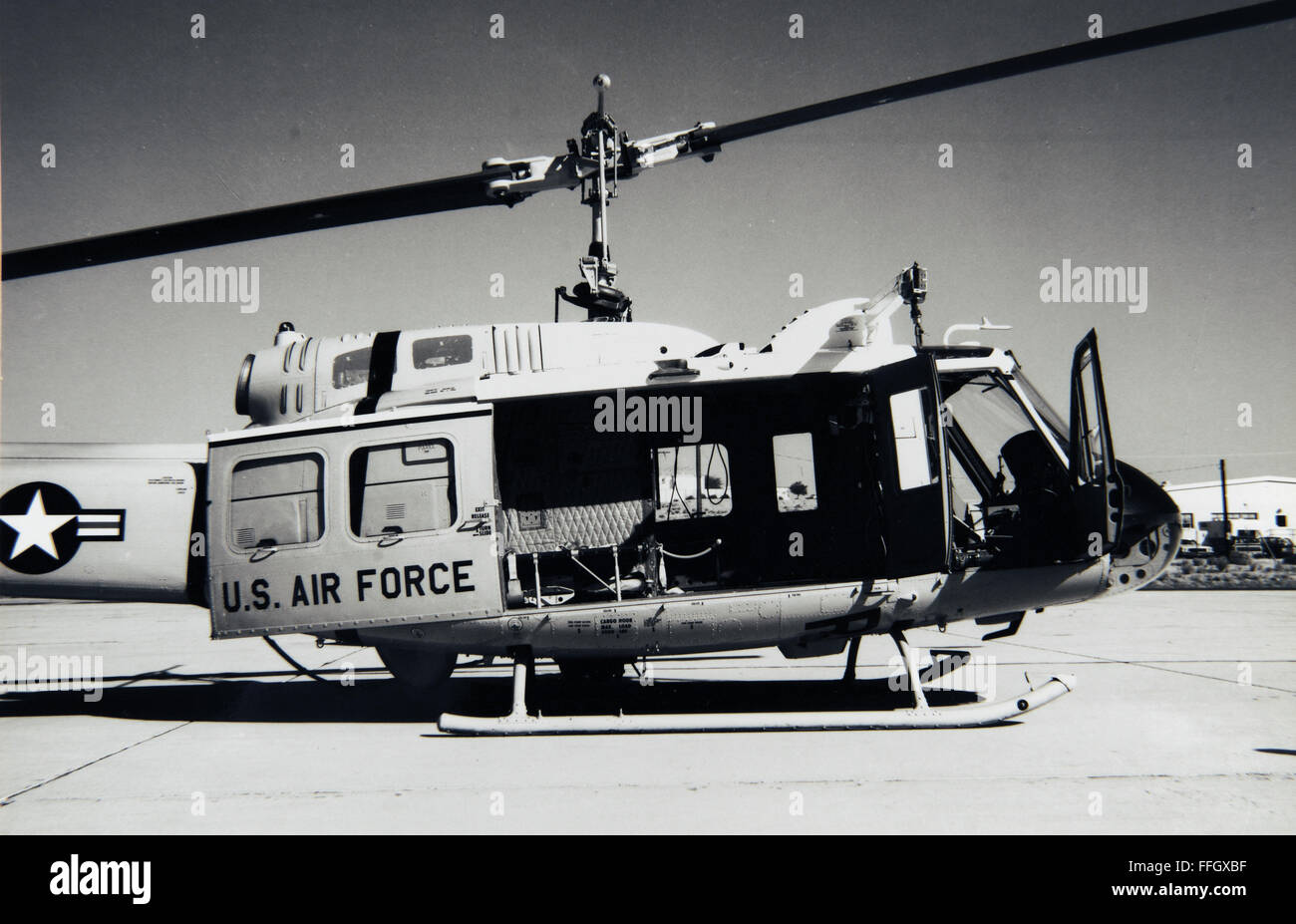 Eine Seitenansicht einer Air Force HH - 1H Huey zeigt Rotorwellen und Motorgondeln Kran bei der Air Force Flight Test Center auf der Edwards Air Force Base, Kalifornien, im Jahr 1972. Stockfoto