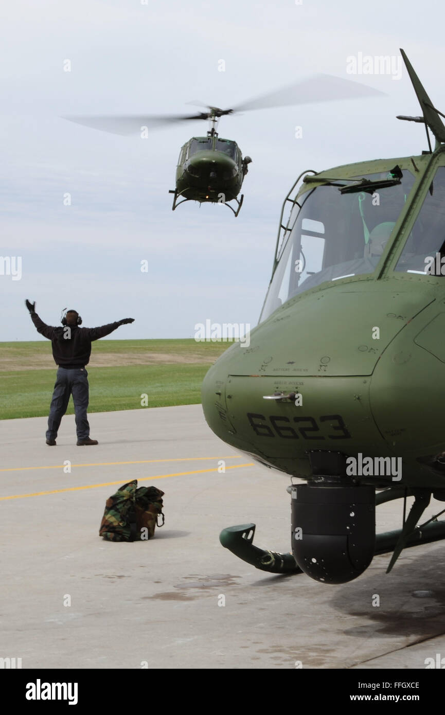 Ein Mechaniker aus der 54. Hubschrauberstaffel führt eine UH-1N Huey, der Landeplatz auf Minot Air Force Base, N.D. Die 54. HS primäre Aufgabe ist die 91. Missile Wing mit hoch qualifizierten Piloten und Flugingenieure mit gepflegten UH-1N Hueys Bedarf zu reagieren um sicherzustellen, dass Raumfahrtsysteme verstreut in North Dakota sicher zu unterstützen. Stockfoto