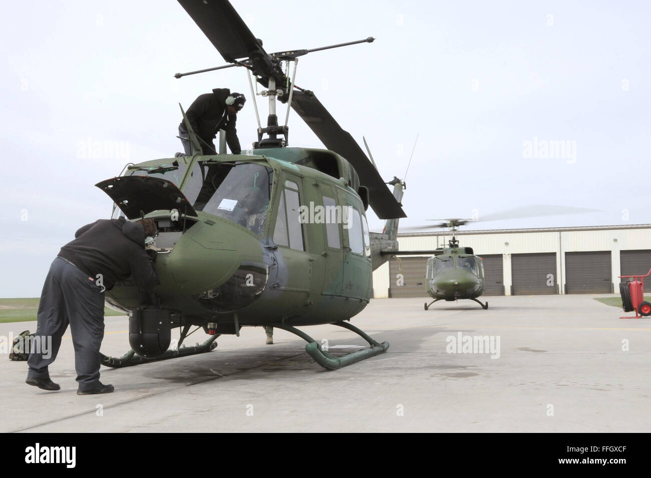 Mechanik aus der 54. Hubschrauberstaffel führen eine Inspektion nach dem Flug auf ein UH-1N Minot Air Force Base, N.D. Das Geschwader ermöglicht der Air Force, um schnell und effektiv auf Notsituationen rechtzeitig reagieren. Stockfoto