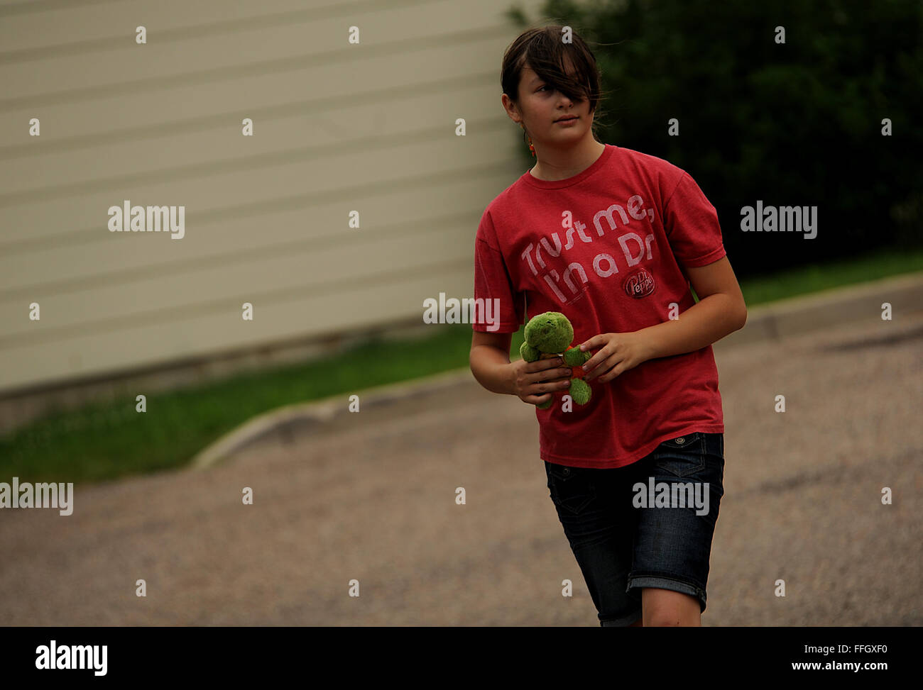 Während des Waldo Canyon Feuers kehren Emily Rich und ihre Familie zur United States Air Force Academy zurück, um nach einer Evakuierung Habseligkeiten zu sammeln. Das Feuer brannte über 15.000 Hektar und bedrohte die südwestliche Ecke der Basis. Mehr als 90 Feuerwehrleute waren an den Bemühungen beteiligt. Stockfoto