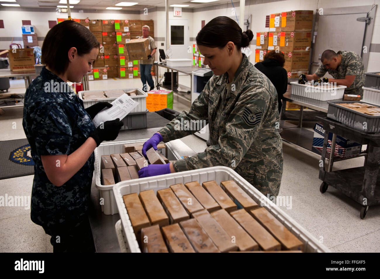 Navy Hospital Corpsman 2. Klasse Kristin Bovaird und techn. Sgt. Ursula Widener, beide Laboranten überprüfen eingehende gefrorene Blut Einheiten in der ASWBL-Ost-Anlage. Stockfoto