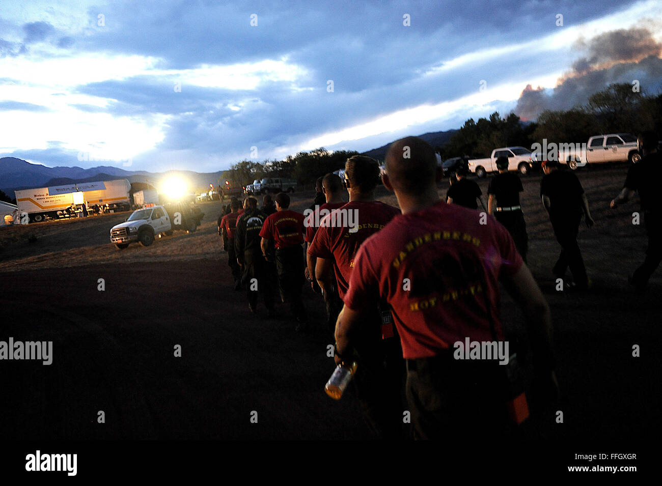 Nach der Arbeit eines ganzen Tages auf dem Berg eine Feuer-Linie schneiden, marschieren die Hot Shots zum Abendessen in ihr Basislager in Colorado Springs, Colorado Stockfoto