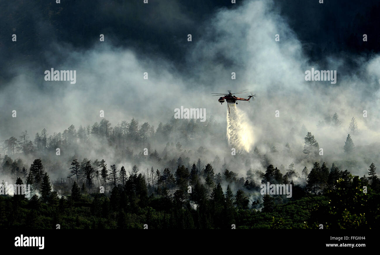 Ein Hubschrauber Tropfen Wasser auf das Feuer, wie Feuerwehrleute weiterhin das Feuer zu kämpfen, die in den Abendstunden in Waldo Canyon auf der US Air Force Academy verbrannt.  Beamten geschätzt, dass das Feuer auf ca. 10 Hektar Land zur Akademie gehörenden ausgebreitet hatte. Stockfoto