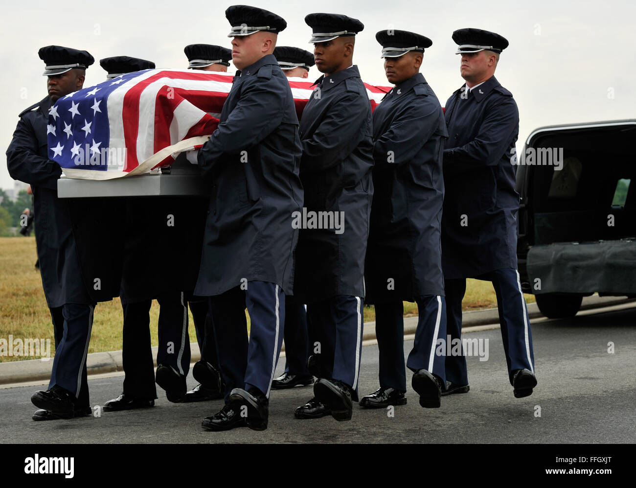 US Air Force Ehrengarde Mitglieder tragen einen Sarg 9. Juli 2012, am Nationalfriedhof Arlington, VA., während einer Beerdigung für sechs Flieger. Der Flieger, dessen Überreste vor kurzem entdeckt und identifiziert wurden, starb am 24. Dezember 1965, als ihr Flugzeug in Laos in einem Kampfeinsatz stürzte. Stockfoto