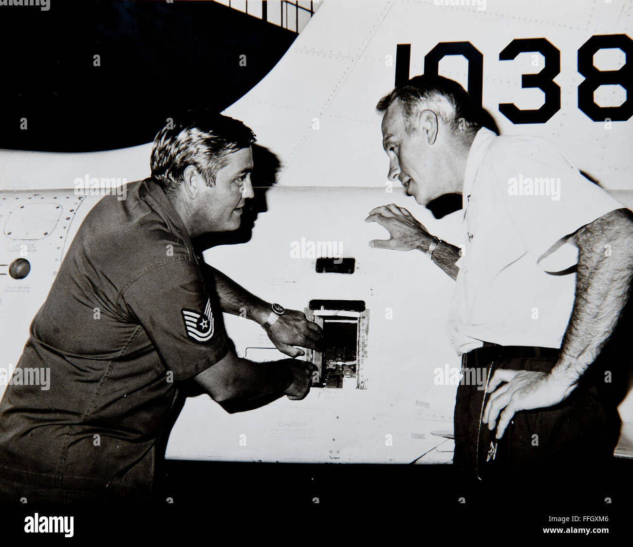 Dann-techn. Sgt Hackworth (links) arbeitet auf einer t-38 Talon während Gespräch mit dahin-Colonel Cecil Fox im Jahr 1973 auf Moody Air Force Base, Ga. Fox, der die 3550th Pilot Training Wing stellvertretender Kommandeur für Operationen zum Zeitpunkt dieses Foto war, wurde in die Klasse von Generalmajor 1. August 1975, und Hackworth fuhr fort, als Master Sergeant Aug. 1 in den Ruhestand , 1977. Stockfoto