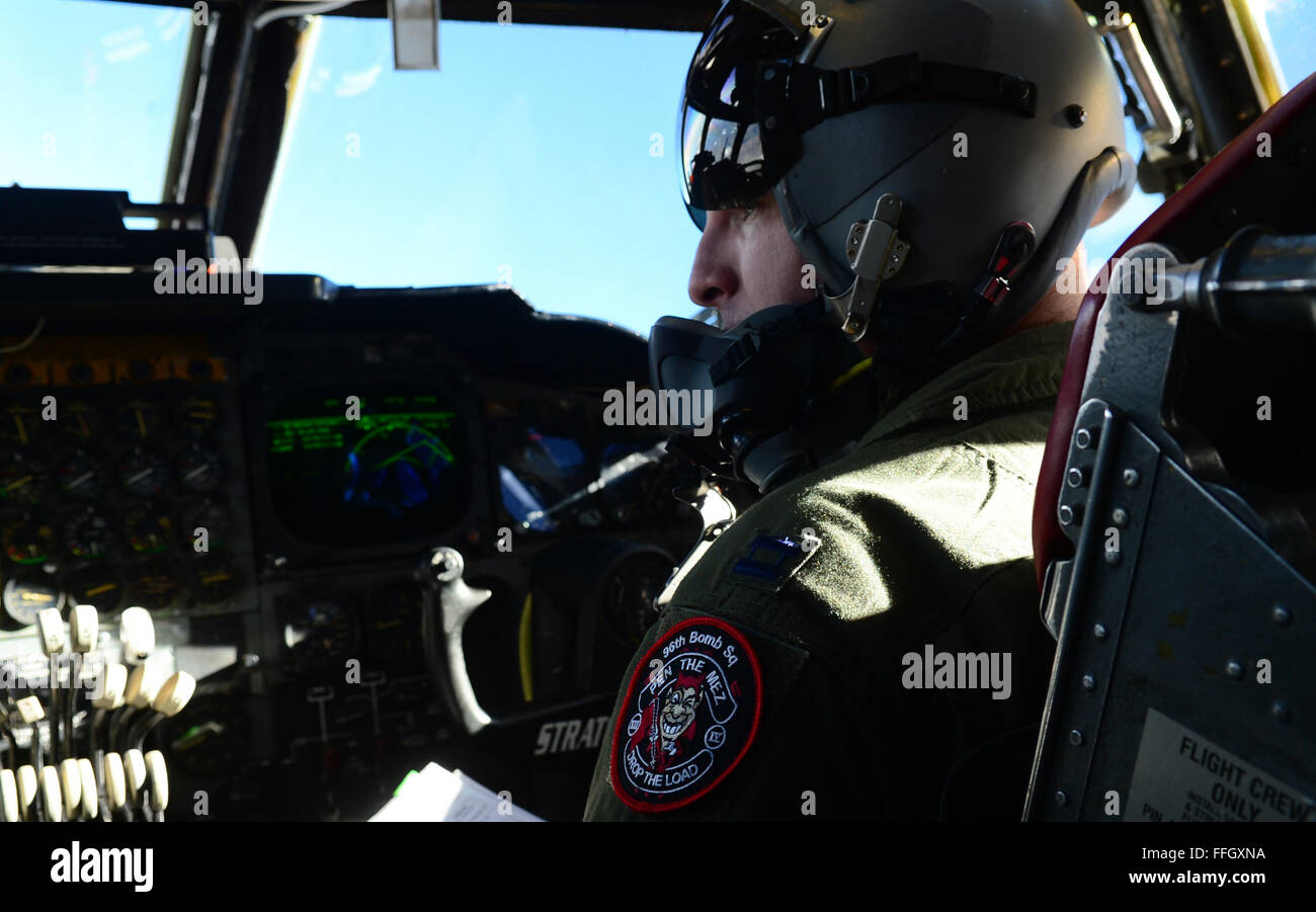 Capt Brandon Fritz kommuniziert mit dem Piloten während des Fluges in eine B - 52H Stratofortress während rote Fahne. Fritz ist ein Pilot zugewiesen der 96. Bomb Squadron an Barksdale AFB, La. Stockfoto