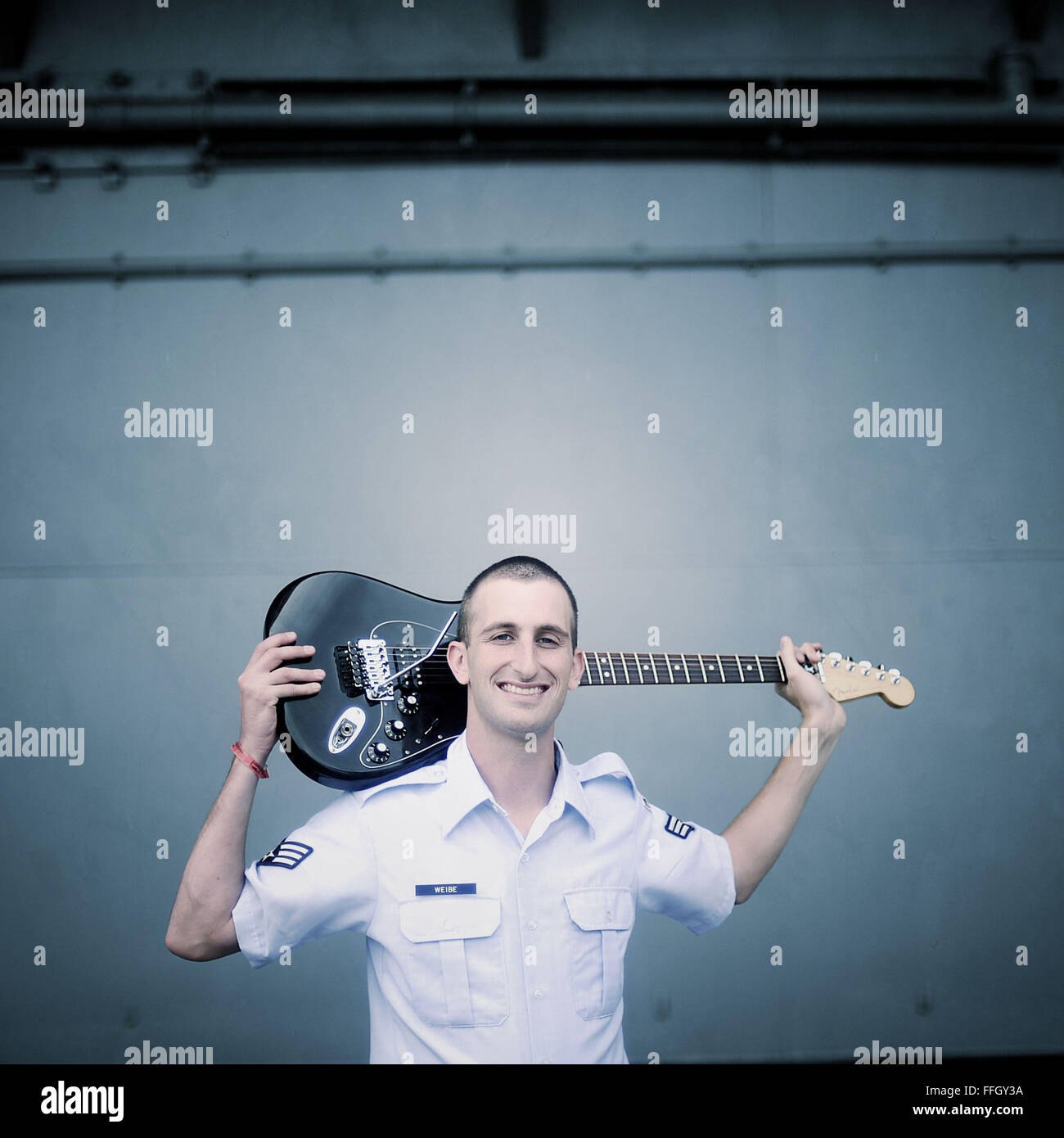 Name: Aaron Weibe Where sie entstammen: USAF Band, The Blue Alter Grund für Ihren Besuch: Gitarre gespielt, während die Band auftrat Stockfoto