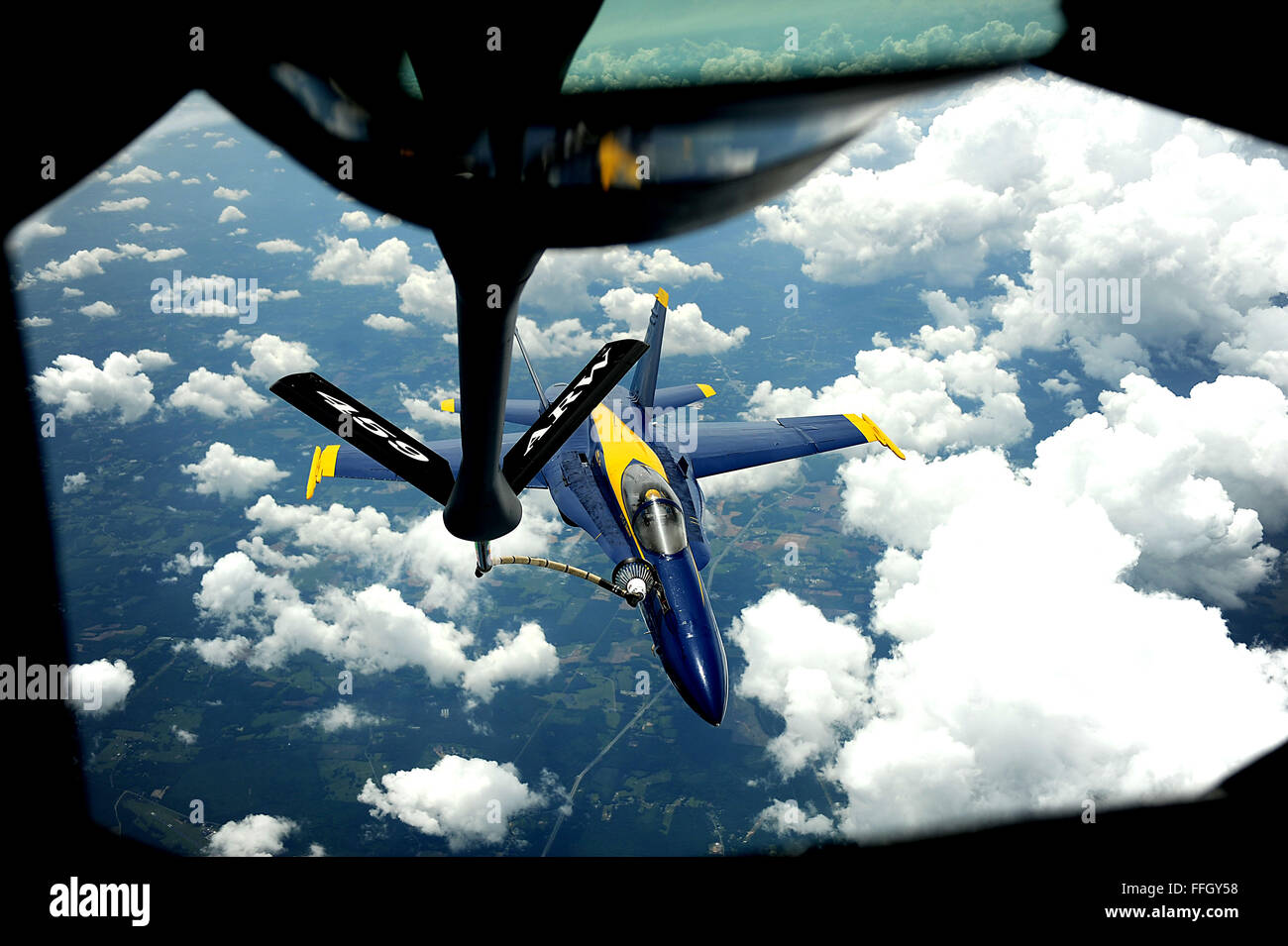 Eine KC-135 tankt eine F/A-18 Hornet, die Blue Angels, die Marine Antenne Demonstration Team gehört. Stockfoto