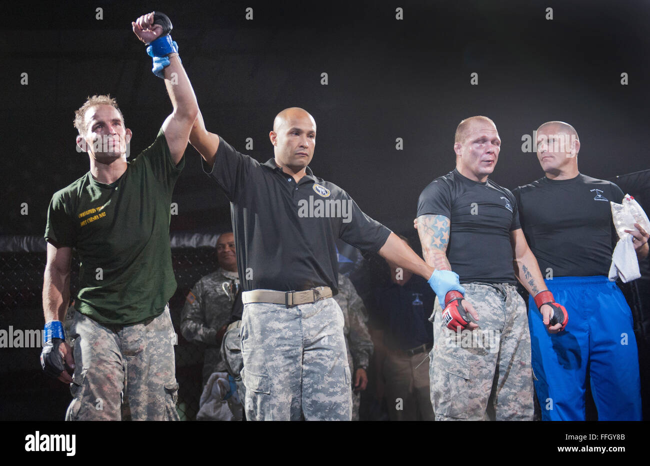 Garrison (links) ruft erhobener Hand in Sieg nach dem Sieg über Lees für den Titel leicht während der US-Armee Combatives Championship 2012. Stockfoto
