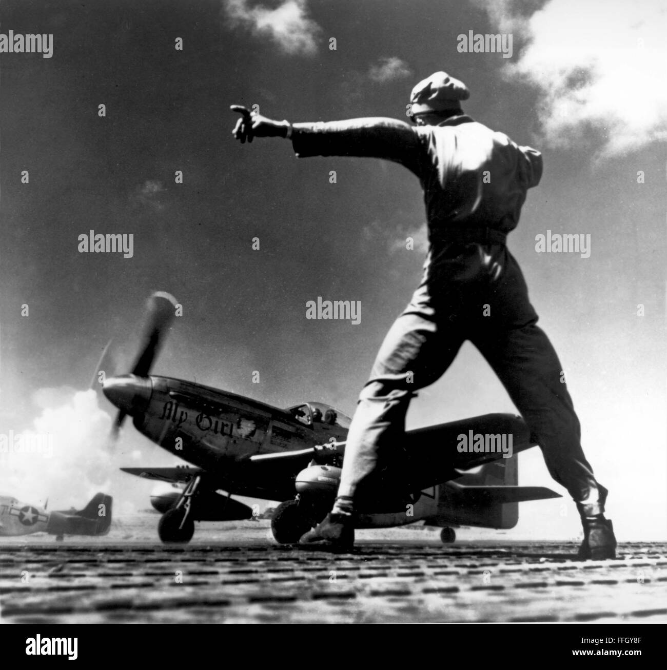 Ein p-51 Mustang startet von Iwo Jima. Von diesem hart erkämpften Basis eskortiert US-Kampfflugzeuge der b-29 s auf Bombardierung Missionen und ihre eigenen Luftangriffe gegen Japan. Stockfoto